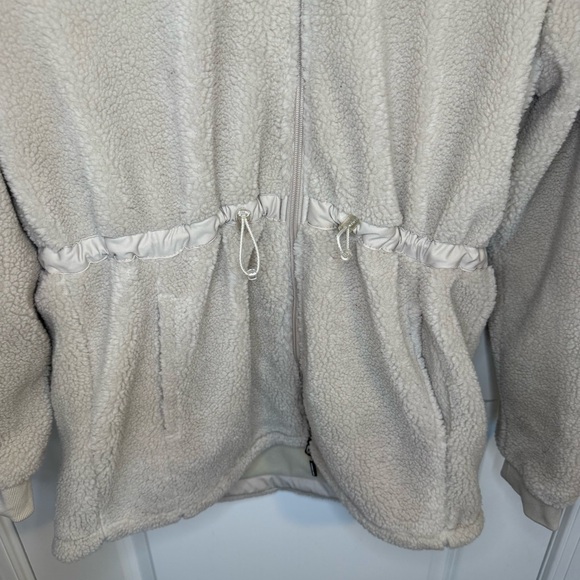 New Balance Women’s Beige Cream Sherpa Fleece Zip-Up Teddy Jacket Size Medium - Picture 3 of 6